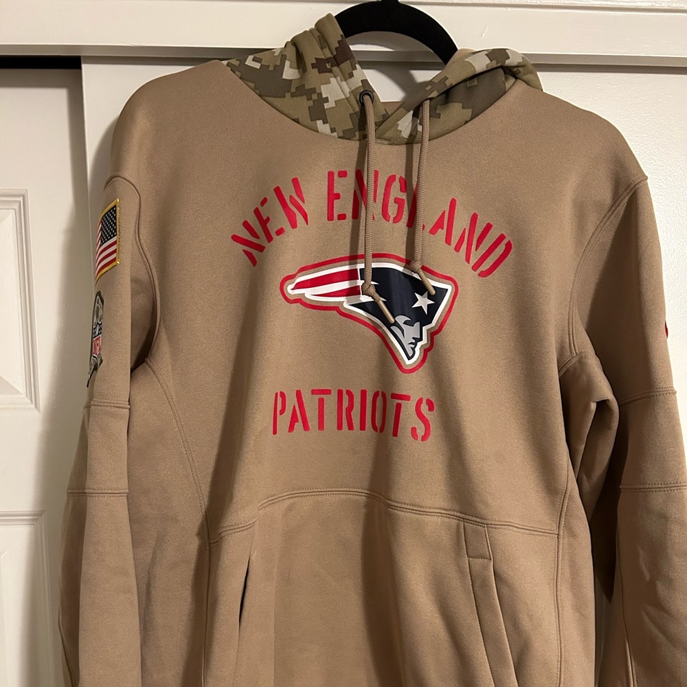 New England Patriots military edition sweatshirt. Worn once. Mint condition. M